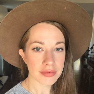 Meet your Posher, Laura